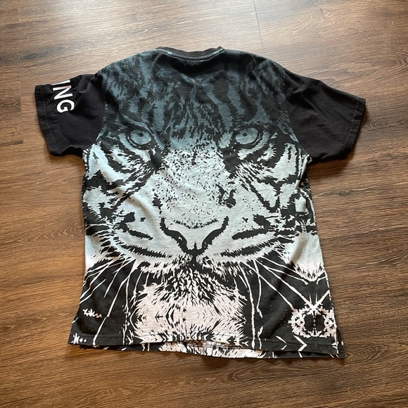 AHP Men’s Tee Lion with King  embroidered on the sleeve Mens Size XL Street wear - Picture 6 of 6